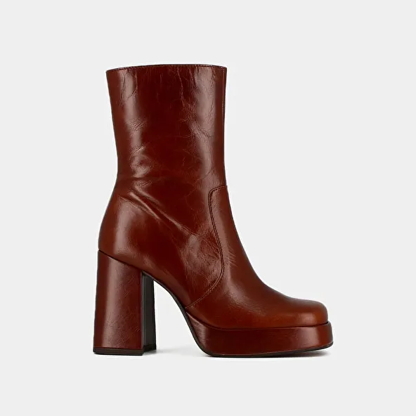 Boots with heels and square toes in brown aged leather