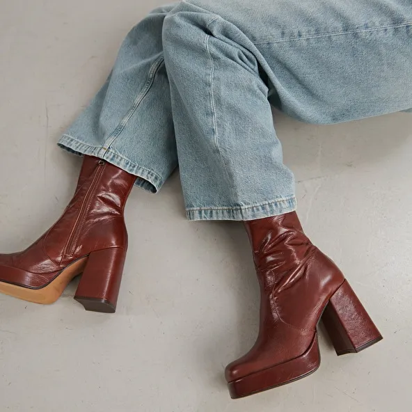 Boots with heels and square toes in brown aged leather