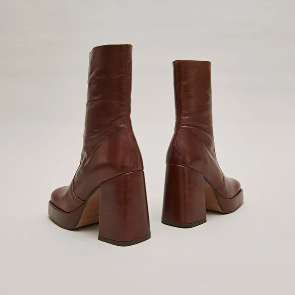 Boots with heels and square toes in brown aged leather