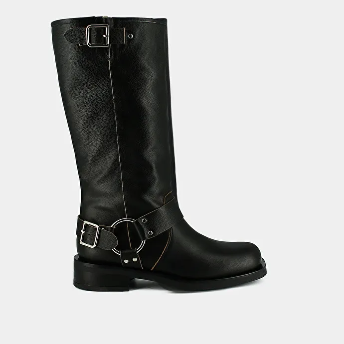 Round-toe boots in black leather