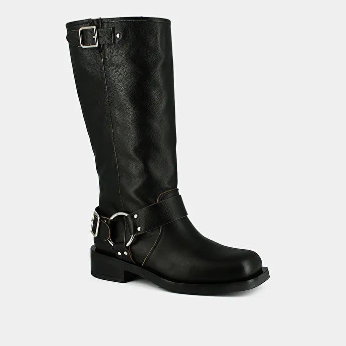 Round-toe boots in black leather