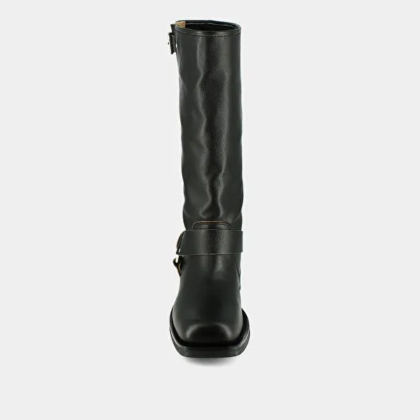 Round-toe boots in black leather