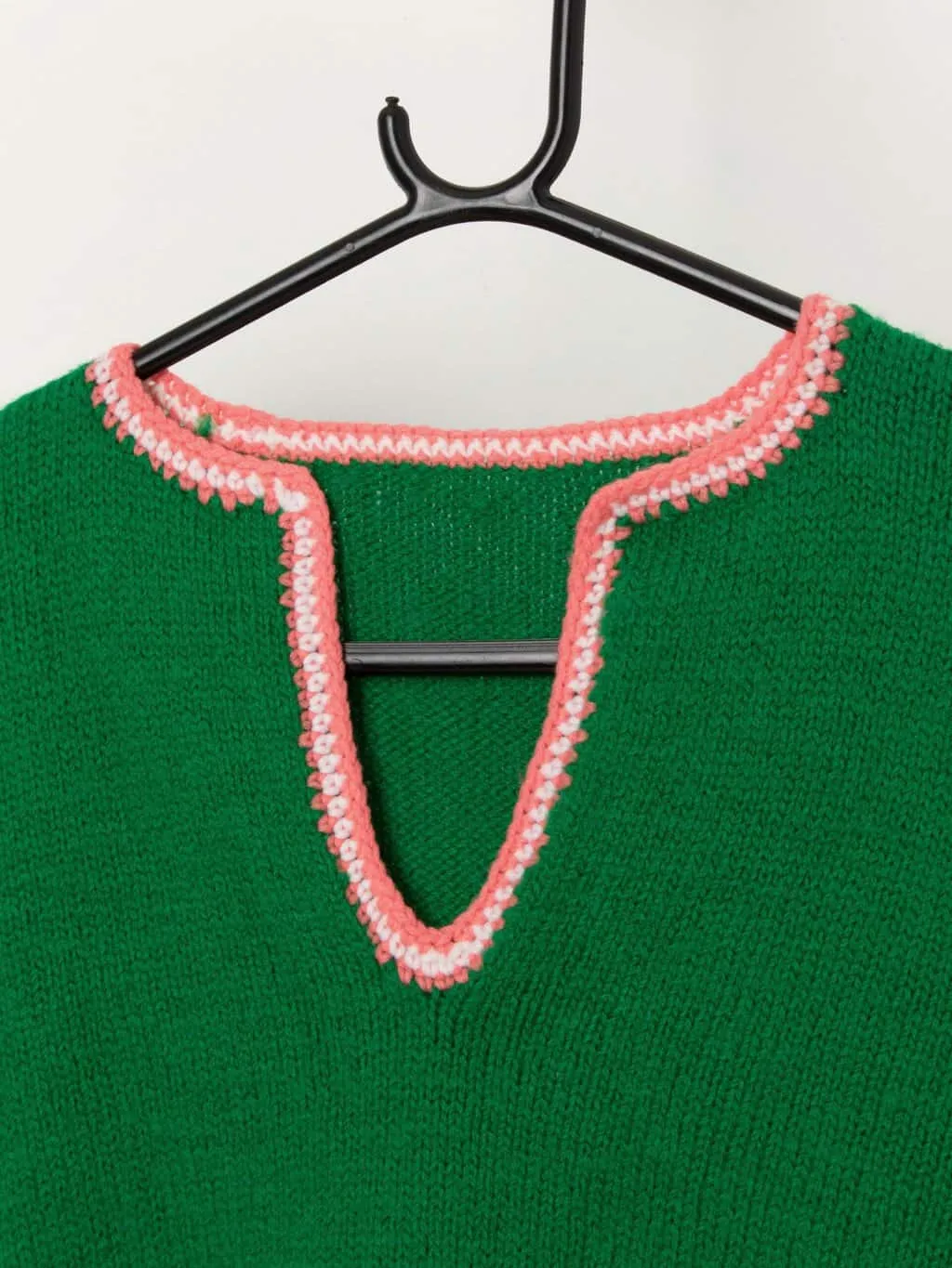 Vintage bright green handknitted sweater with pink trim – Medium